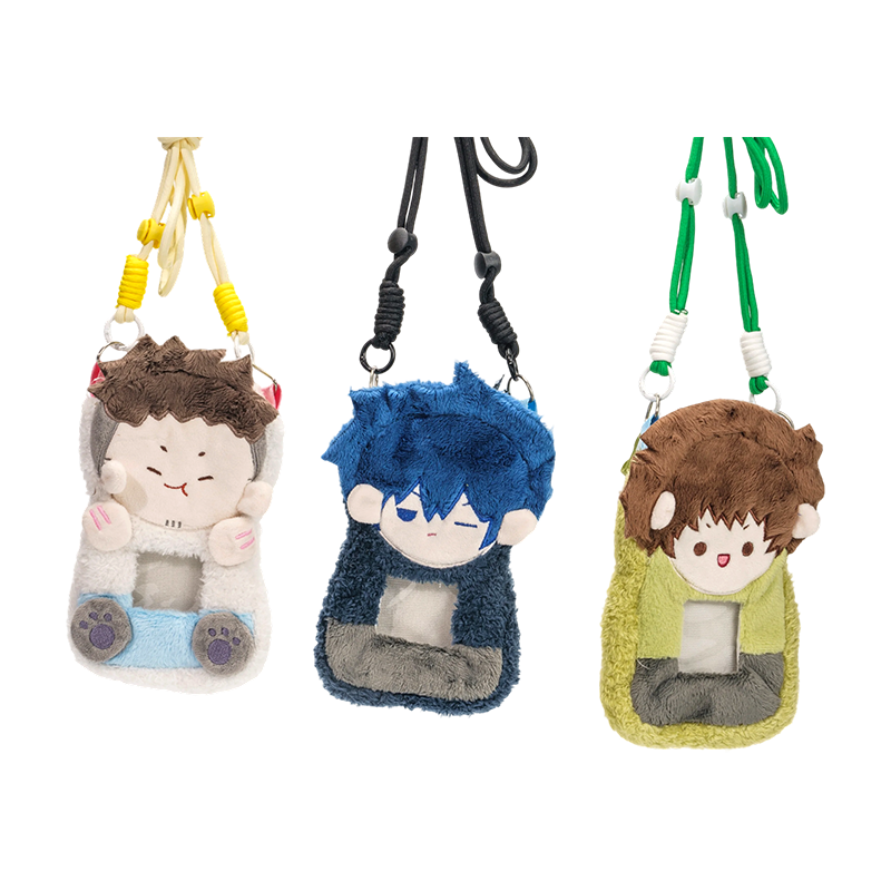 Portatarjetas de peluche con figuras icónicas